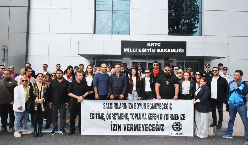 KTOEÖS, haklarında soruşturma başlatılan 33 öğretmenle birlikte Milli Eğitim Bakanlığı önünde basın açıklaması yaptı