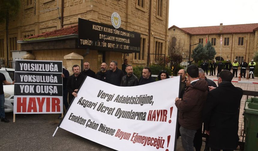 Kamuda yetkili sendikalar, Başbakan Yardımcılığı önünde eylem yaptı