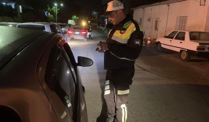 Dünkü trafik denetimlerinde 467 sürücü yazıldı, 53 araç trafikten men edildi, 1 sürücü de tutuklandı