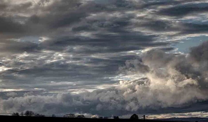Hava sıcaklığı 13-16 derece dolaylarında seyredecek; yarın yer yer sağanak bekleniyor