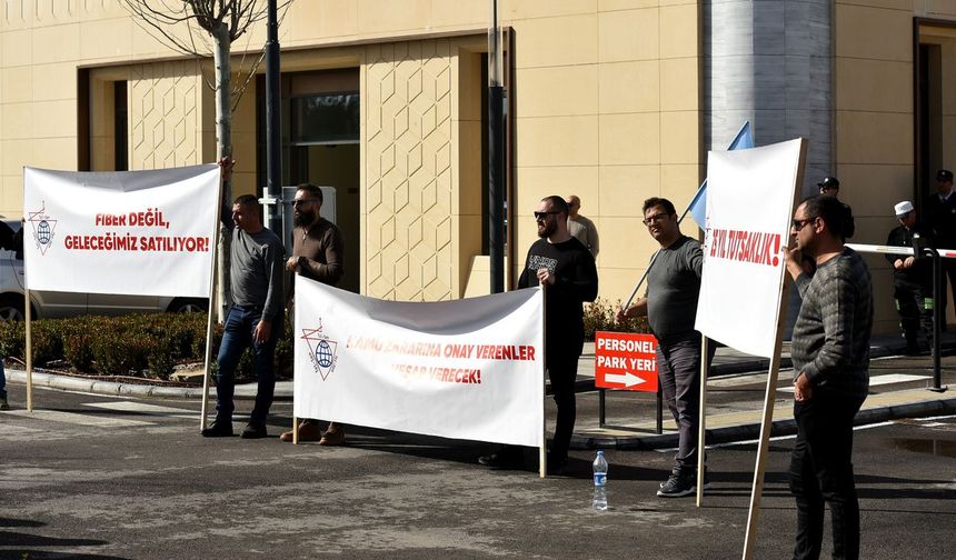 Sendikalar, fiber optik protokolüne karşı Meclis önünde eylem yapıyor