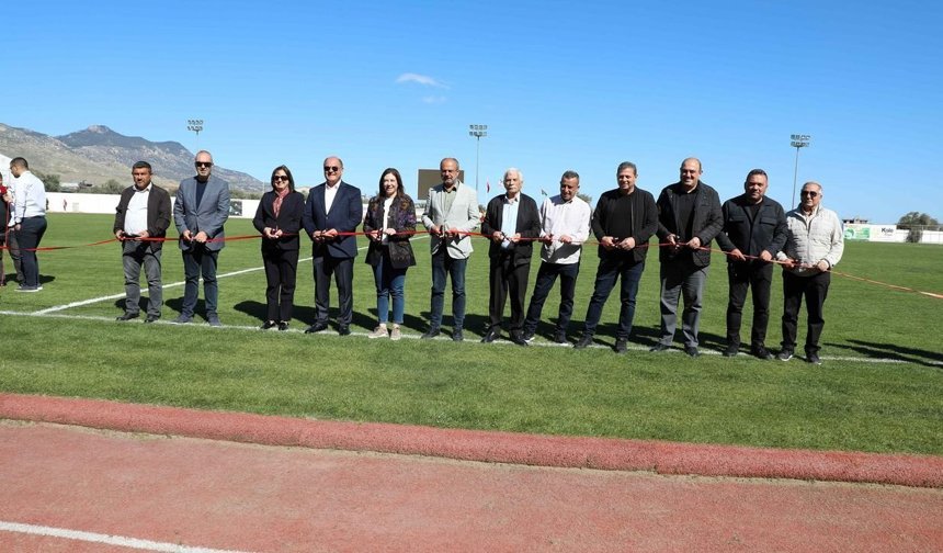 Değirmenlik'te zemini doğal çime dönüştürülen Sadık Cemil Stadyumu'nda açılış töreni yapıldı