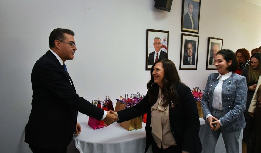 Dışişleri Bakanlığı'nda Kadınlar Günü kutlaması: Lakadamyalı, personele hediye takdim etti