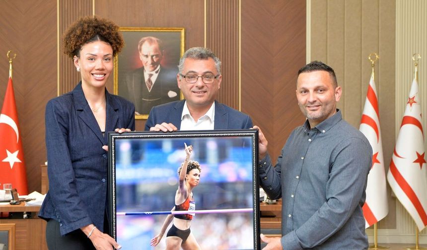 Erhürman, Atletizm Federasyonu heyeti ile milli atlet Savaşkan'ı kabul etti