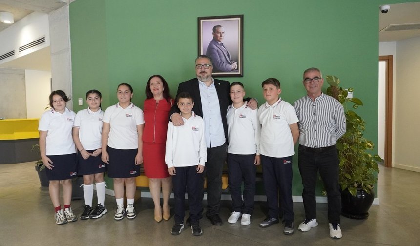 23 Nisan İlkokulu öğrencileri Girne Belediye Başkanı Şenkul'u ziyaret etti