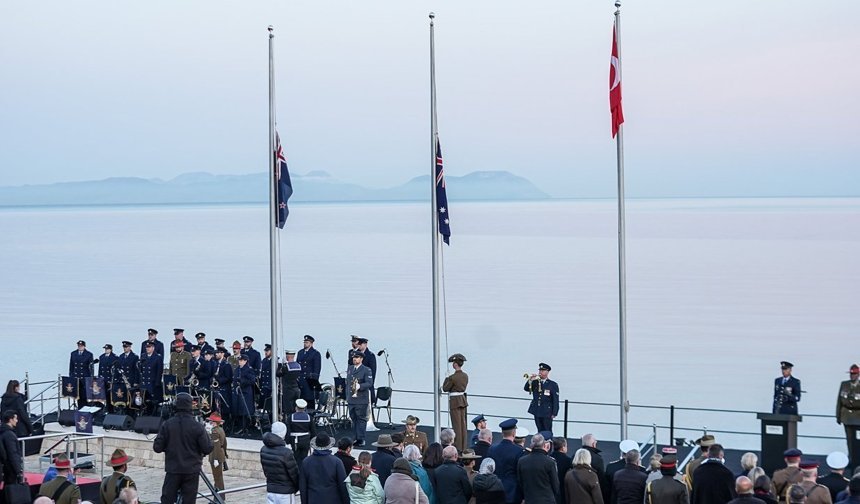 Anzak Koyu'nda geleneksel 'Şafak Ayini' yapıldı