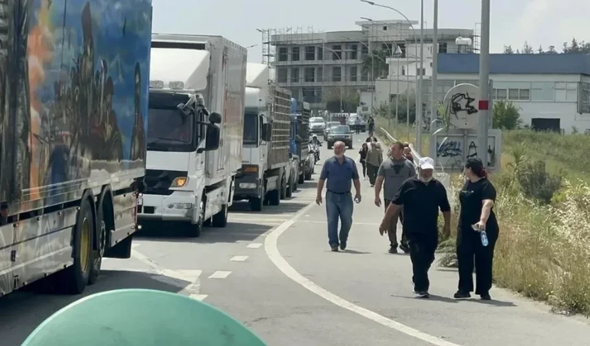 Eylem yapan Rum hayvancılar Rizoelia çemberini kapattı....