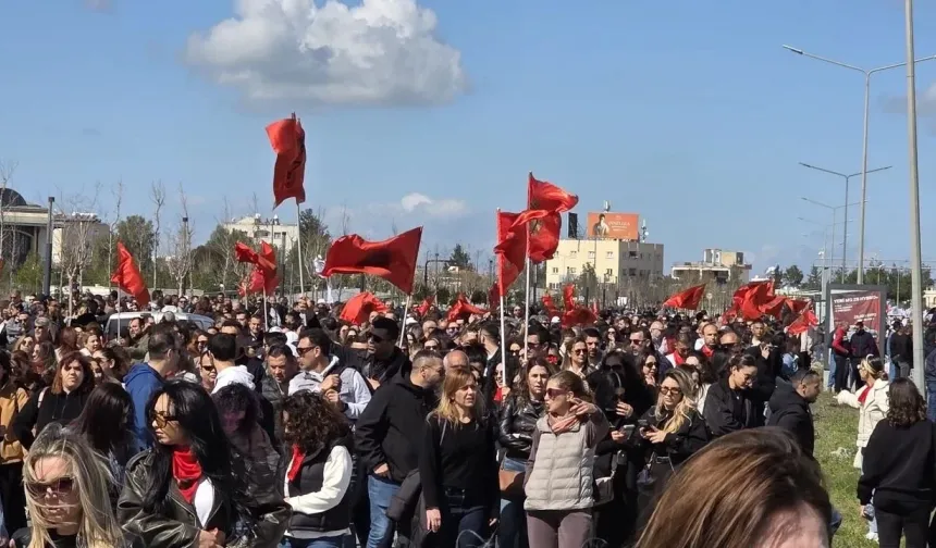 Greve giden kamuda örgütlü sendikalar, Meclis önünde eylemde