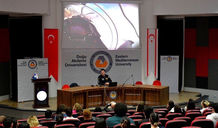 Hürkuş'un ilk test pilotu Özpala, DAÜ'de öğrencilerle bir araya geldi