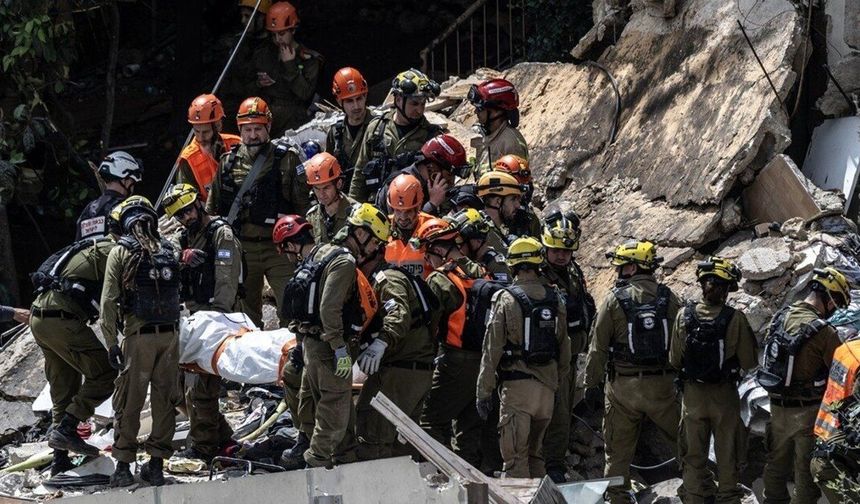 İran'ın misillemesinin ardından, Hayfa'da enkaz altında kalan 4 kişinin cesedine ulaşıldı