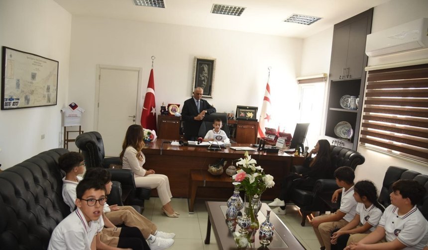 Milli Eğitim Bakanı Çavuşoğlu makamını Şht. Yalçın İlkokulu öğrencisi Hasan Basmaz'a devretti