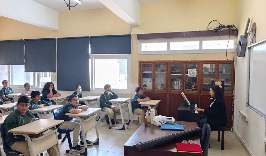 Okullara piyano ve perde bağışı...