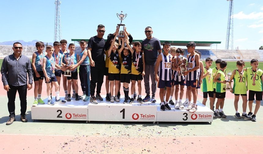 Şehit Hüseyin Akil İlkokulu çifte şampiyon