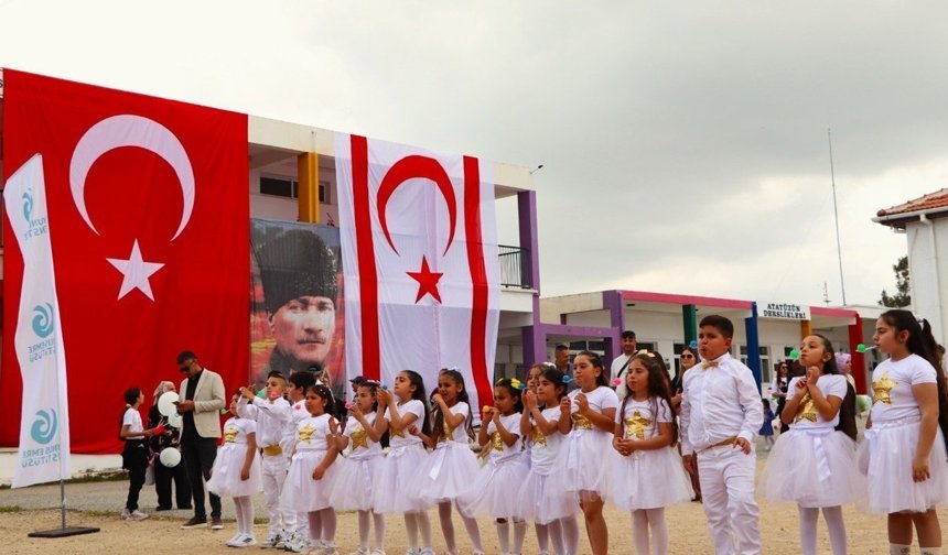 TC Lefkoşa Büyükelçiliği ve Yunus Emre Enstitüsü 23 Nisan dolayısıyla Mehmetçik İlkokulu'nda etkinlik düzenledi