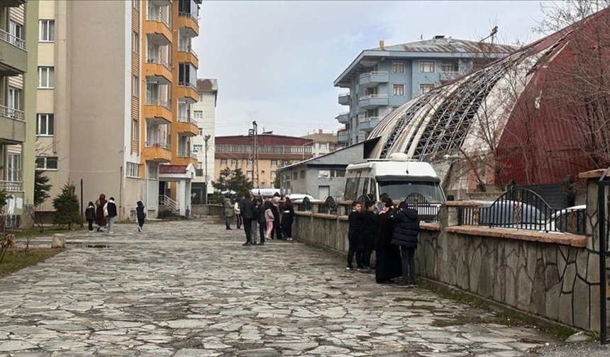 Van'da 5,2 büyüklüğünde deprem: AFAD: 'Şu ana kadar olumsuz bir durum yok'