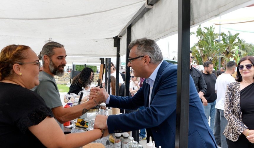 Cumhurbaşkanı Tufan Erhürman, 8. Karşıyaka Taş Armudu Festivali'ne katıldı
