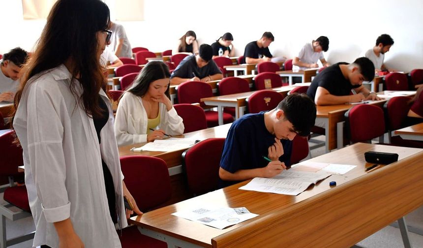 DAÜ giriş ve burs sınavı yapıldı