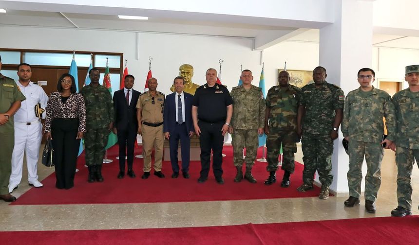 Dışişleri Bakanı Ertuğruloğlu, askeri ataşeleri kabul etti