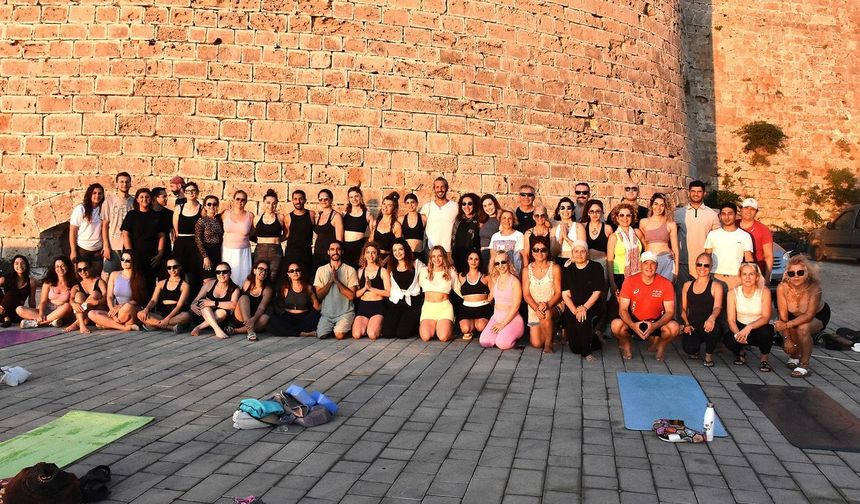 Dünya Yoga Günü Girne Antik Liman'da kutlandı
