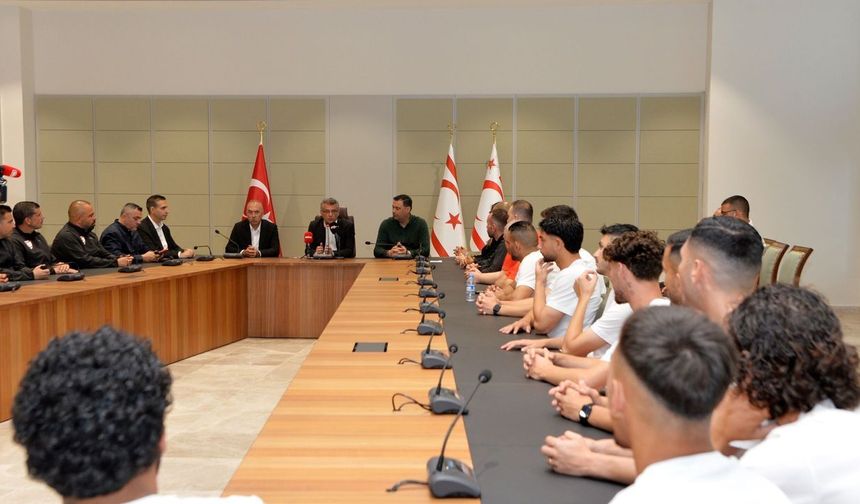 Erhürman, KKTC A Milli Futbol Takımı'nı kabul etti