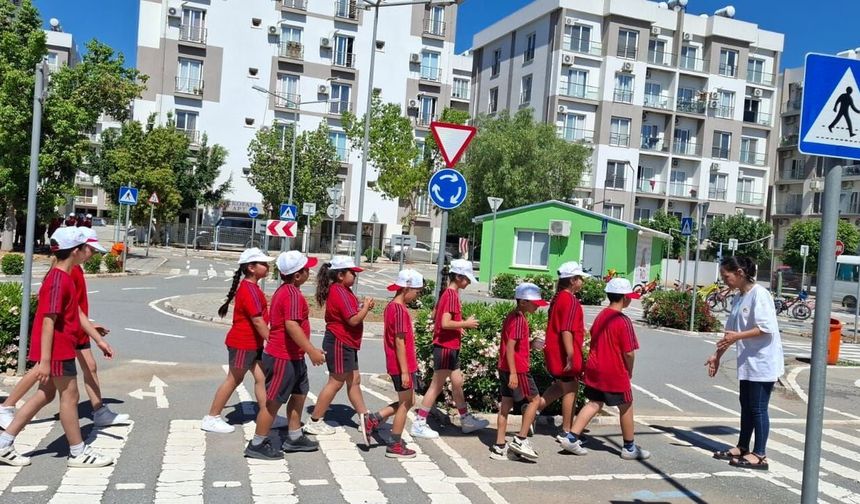 Şehit Mehmet Eray İlkokulu öğrencilerine güvenli trafik eğitimi