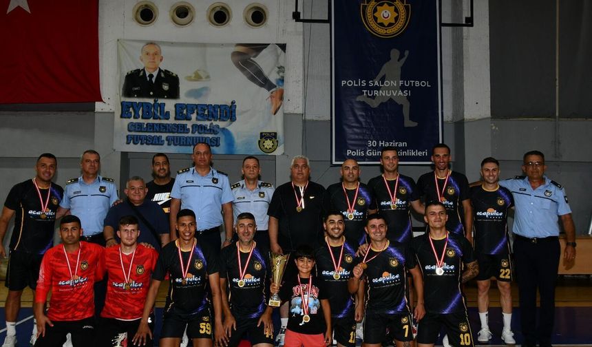 4'üncü Eybil Efendi Polis Salon Futbol Turnuvası'nın şampiyonu Girne Polis Müdürlüğü takımı oldu