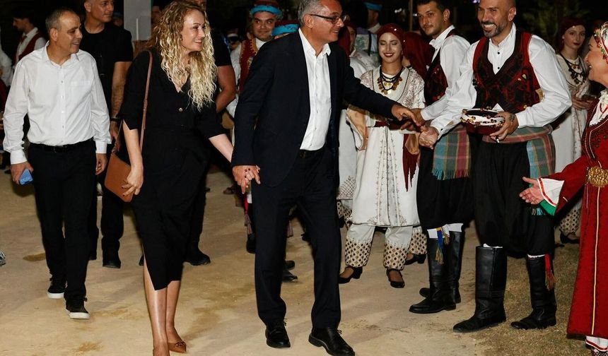 Erhürman ve eşi, 16. Uluslararası Lefkoşa Halk Dansları Festivalİ açılış törenine katıldı