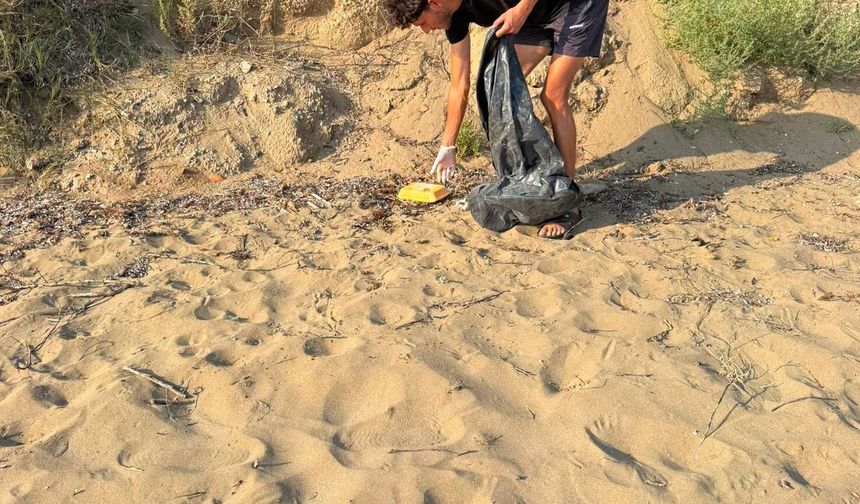 Gönüllü çevreci gençlerden oluşan ekipler sahil temizlik çalışmalarına devam ediyor