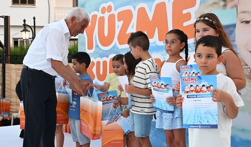 Güzelyurt Belediyesi'nin düzenlediği yüzme kursunu tamamlayan çocuklar sertifikalarını aldı