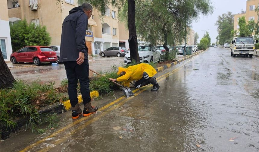 LTB: 'Lefkoşa bölgesinde 17 devrilen ağaç, 2 kanalizasyon taşması ve 1 elektrik direği devrilmesi ...'