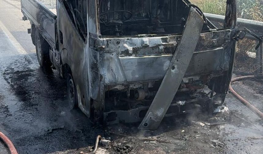 Turunçlu-Ulukışla kavşağı arasında seyir halindeki kamyonet yandı