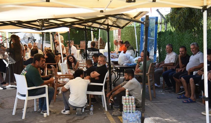 Arama-kurtarma çalışmaları devam ederken, kayıp yakınlarının Girne Limanı'ndaki bekleyişi sürüyor