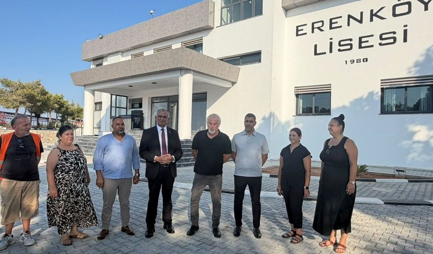 Bakan Çavuşoğlu Erenköy Lisesi'ni ziyaret etti