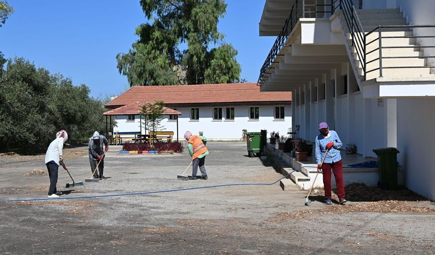 Güzelyurt Belediyesi, okullarda temizlik ve çevre düzenlemesi çalışmaları yapıyor