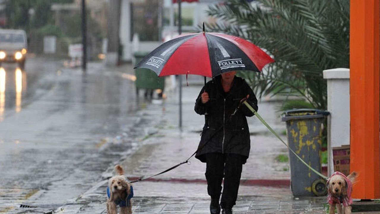 Meteoroloji uyardı: Sıcaklıklar düşüyor, bugün yer yer sağanak var!
